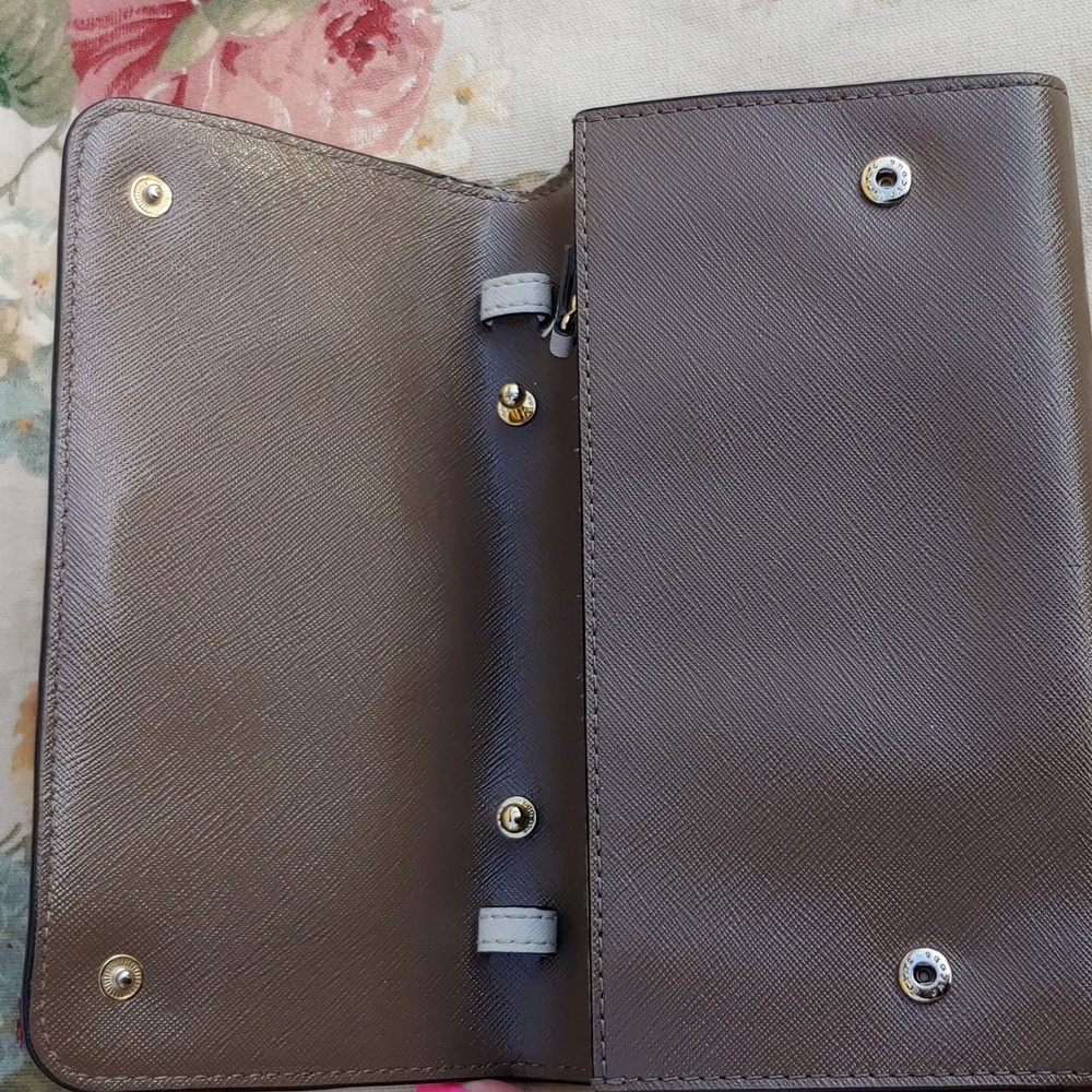Marc Jacobs Tan and Brown Saffiano Leather Fold Clutch Wallet - Picture 4 of 17